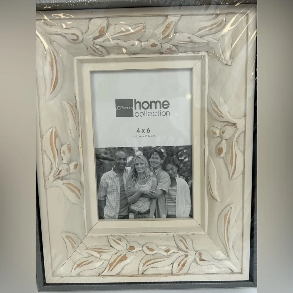 Frame /JCPenney Home// NIB/ 4 x 6 /frame chippy wood off-white floral